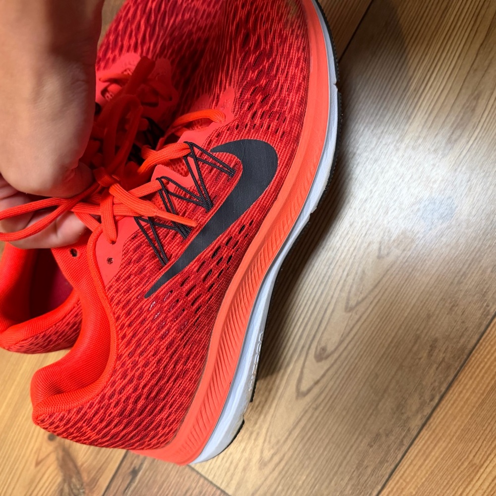 Nike Crimson Running Sneakers zoom Winflo